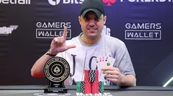 Marcelo Lontra "faz o L" em homenagem ao sobrenome dele (Foto: Divulgação/BSOP)