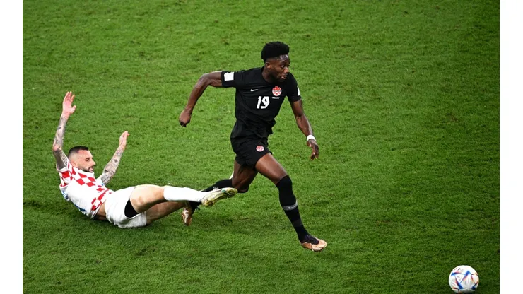 Photo by Stuart Franklin/Getty Images - Alphonso Davies entra para história