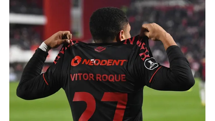 Foto: Marcelo Endelli/Getty Images - Vitor Roque classificou o time contra o Estudiantes (ARG).