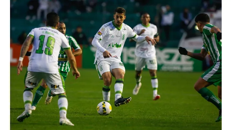 Foto: Luiz Erbes/AGIF - Danilo Avelar pode ganhar concorrência no América-MG