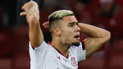 Foto: Maxi Franzoi/AGIF - Andreas joga ao lado do volante na Inglaterra.