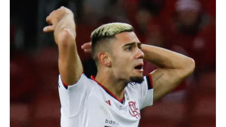 Foto: Maxi Franzoi/AGIF - Andreas joga ao lado do volante na Inglaterra.