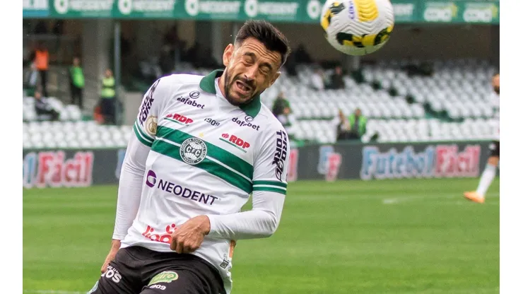 Foto: Robson Mafra/AGIF - Robinho: meia é um dos jogadores que pode deixar o Coritiba