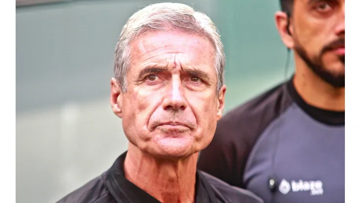 Foto: Gabriel Machado/AGIF - Luís Castro: técnico quer novo zagueiro no Botafogo
