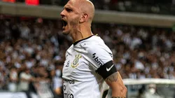 Fábio Santos com a camisa do Corinthians - Foto: Alessandra Torres/AGIF