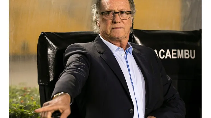 Foto: Daniel Vorley/AGIF - Falcão pensa em alternativa para o meio do Santos de Odair Helmmann