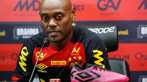 Foto: Rafael Bandeira/Sport - Love assinou pré-contrato com Sport e aguarda eleição