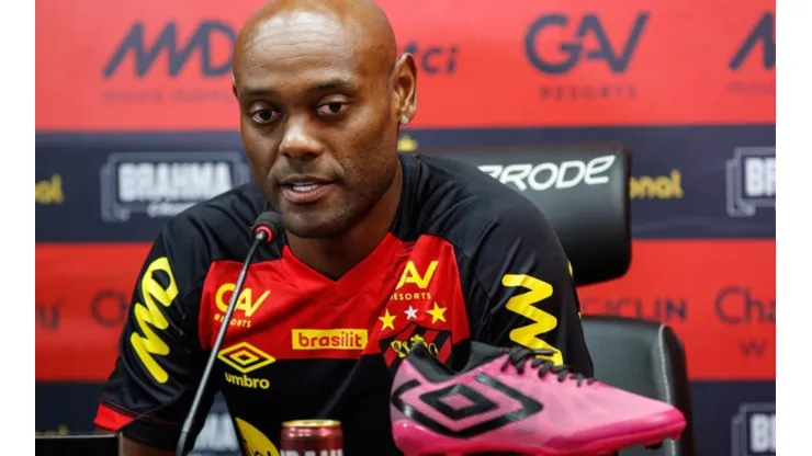Foto: Rafael Bandeira/Sport - Love assinou pré-contrato com Sport e aguarda eleição