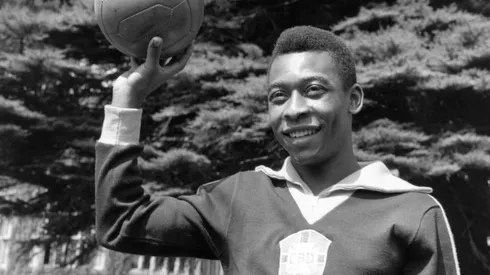 Evening Standard/Getty Images – Pelé com a camisa do Brasil