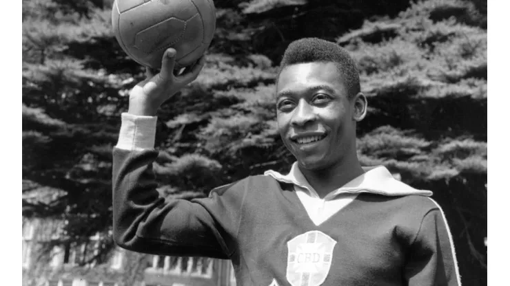 Evening Standard/Getty Images - Pelé com a camisa do Brasil