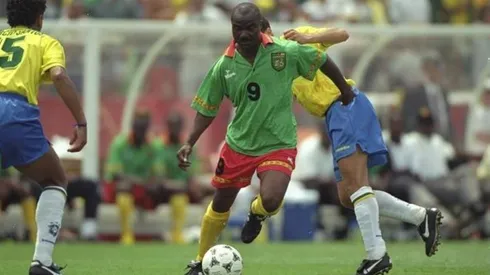 David Cannon/Allsport/ GettyImages - Roger Milla, atacante de Camarões, enfrentando o Brasil na copa de 1994