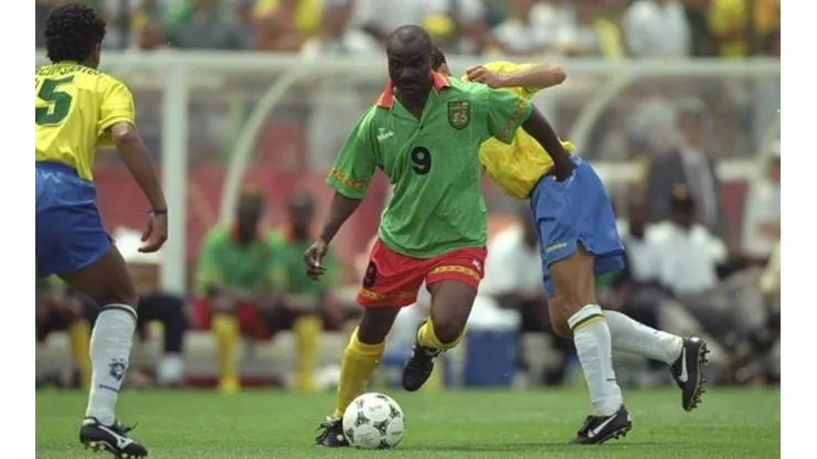 David Cannon/Allsport/ GettyImages - Roger Milla, atacante de Camarões, enfrentando o Brasil na copa de 1994