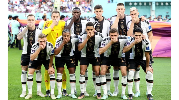 Photo by Alexander Hassenstein/Getty Images - Seleção da Alemanha protesta contra decisão da FIFA