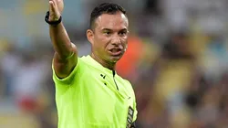 O árbitro Maguielson Lima Barbosa durante partida entre Fluminense e Bragantino, no Maracanã, pelo Campeonato Brasileiro, no dia 13/04/2024.