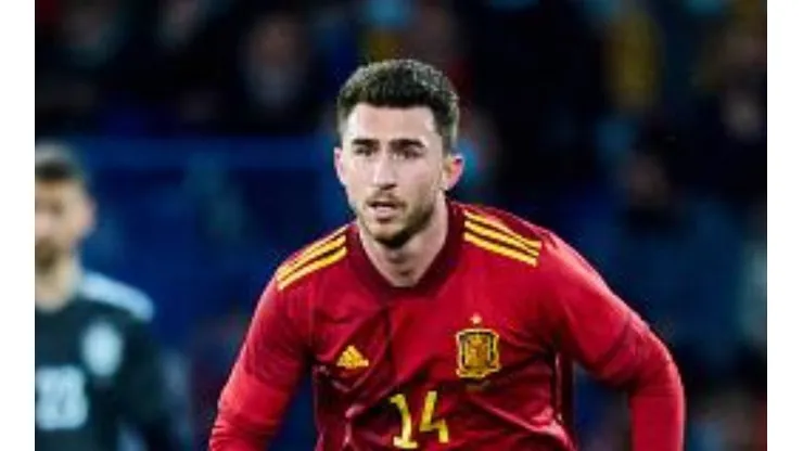 Juan Manuel Serrano Arce/Getty Images - Laporte atuando com a camisa da seleção espanhola