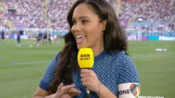 Foto: Reprodução/BBC - Alex Scott ousou burlar as leis da FIFA no Qatar e usou braçadeira em apoio à causa LGBTQIAP+