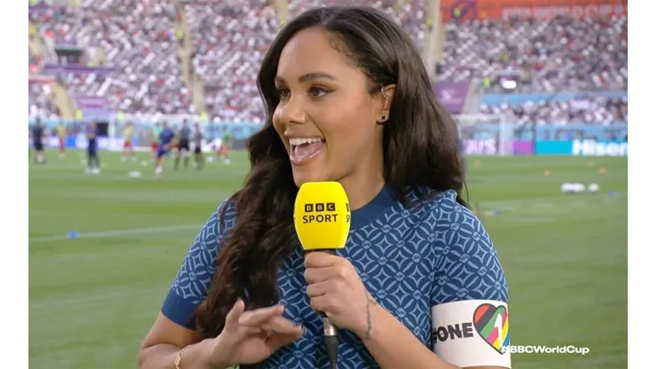 Foto: Reprodução/BBC - Alex Scott ousou burlar as leis da FIFA no Qatar e usou braçadeira em apoio à causa LGBTQIAP+