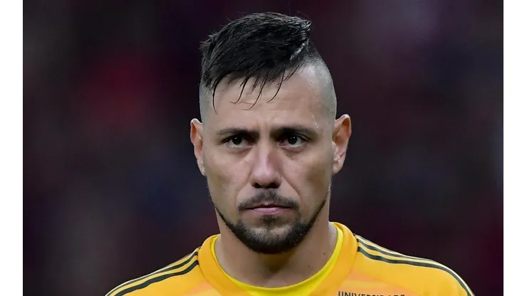 Foto: Thiago Ribeiro/AGIF - Diego Alves não será contratado pelo Grêmio.