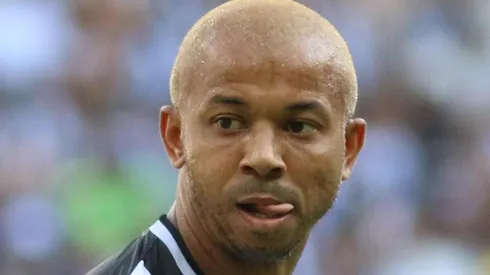 Lateral tem o futuro incerto – Foto: Fernando Moreno/AGIF.