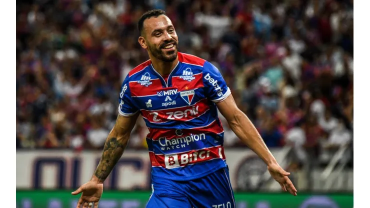 Foto: Kely Pereira/AGIF - Moisés, do Fortaleza, é um nome que interessa ao técnico santista Odair Hellmann