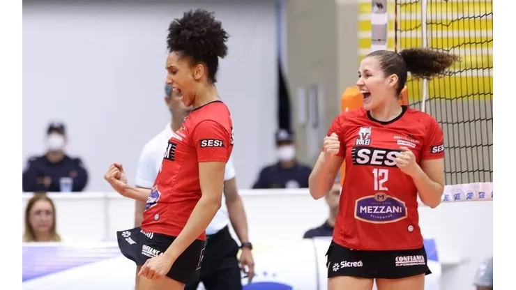 Lorena (à esquerda), da Seleção, é um dos destaques do Sesi Bauru