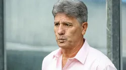 Pedro H. Tesch/AGIF. Renato Gaúcho faz brincadeira com atleta em entrevista