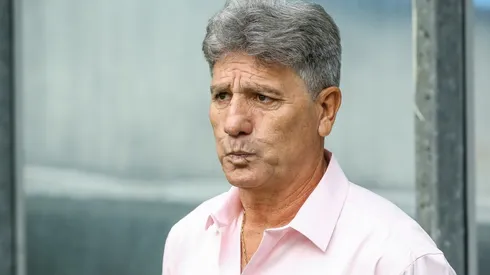 Pedro H. Tesch/AGIF. Renato Gaúcho faz brincadeira com atleta em entrevista