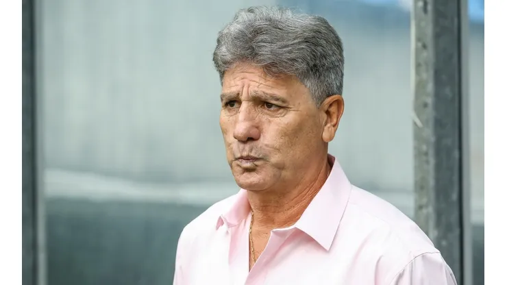 Pedro H. Tesch/AGIF. Renato Gaúcho faz brincadeira com atleta em entrevista