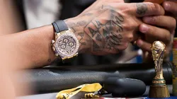 Neymar utilizou a taça da Copa do Mundo como Protect Card durante o EPT Barcelona (Foto: Danny Maxwell/PokerStars)