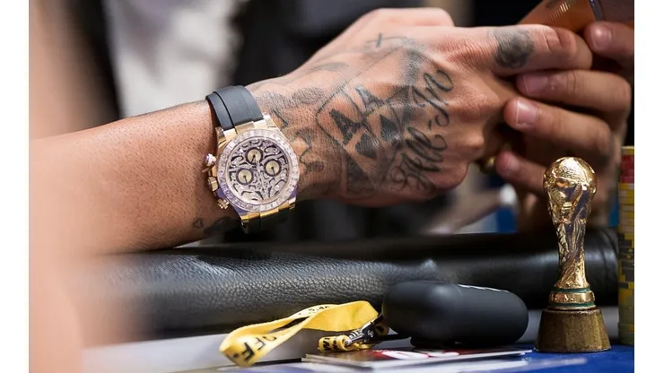 Neymar utilizou a taça da Copa do Mundo como Protect Card durante o EPT Barcelona (Foto: Danny Maxwell/PokerStars)