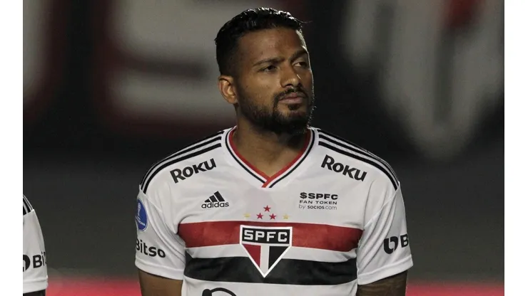 Foto: Rubens Chiri / saopaulofc.net / Divulgação - Reinaldo: lateral é apontado como alvo do Grêmio para 2023