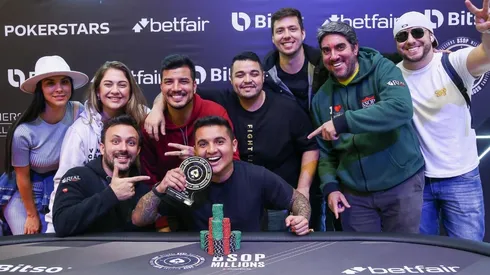 Peterson Machado comemorou muito o título com os amigos (Foto: Rafael Terra/BSOP)