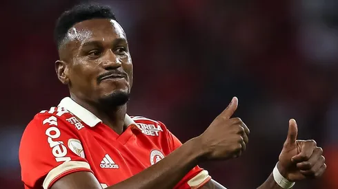 Edenilson com a camisa do Internacional (Foto: Pedro H. Tesch/AGIF)