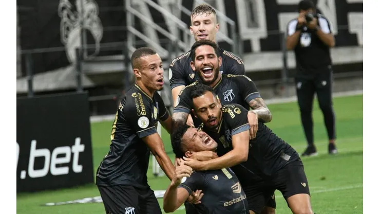 Fernando Sobral, do Ceará, comemora gol da vitória. Partida válida pela 15ª rodada do Campeonato Brasileiro de Futebol 2020, na Arena Castelão, em Fortaleza (CE). (Foto: Kely Pereira/AGIF/)
