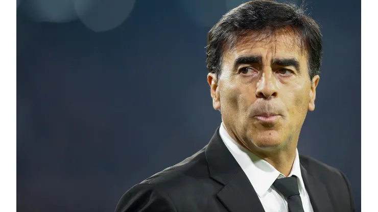 Foto: Marcelo Hernandez/Getty Images/Chile - Gustavo Quinteros: técnico pode perder seu capitão para o Grêmio