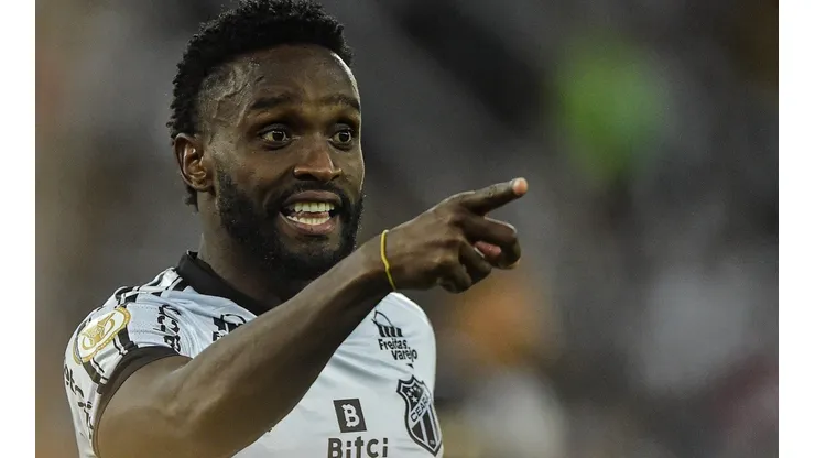 Mendoza está na mira do São Paulo (Foto: Thiago Ribeiro/AGIF)