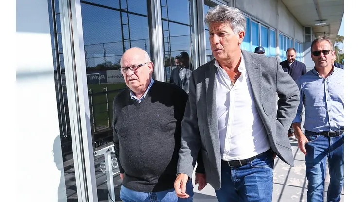 Foto: Lucas Uebel/Grêmio/Divulgação - Bolzan e Renato: Grêmio considerou alto o investimento no lateral