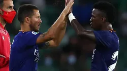 Getty Images/Fran Santiago - Eden Hazard dá conselho a Vini Jr