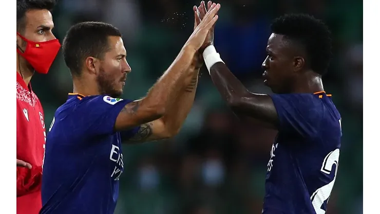 Getty Images/Fran Santiago - Eden Hazard dá conselho a Vini Jr