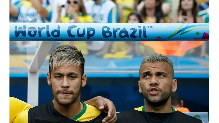 Wagner Meier/AGIF - Daniel Alves polemiza após entrada em Neymar e outros dois