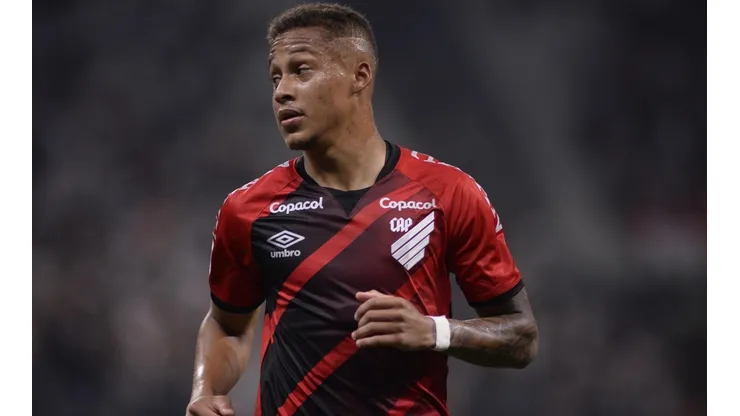 Foto: Alan Morici/AGIF - Vitinho: atacante virou titular do Athletico na reta final de 2022