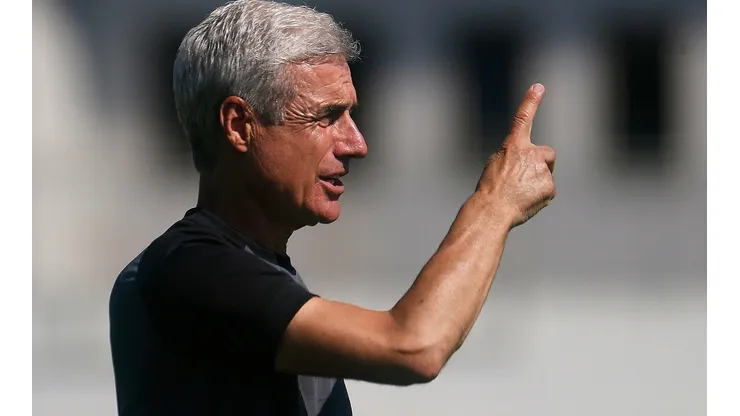 Foto: Vitor Silva/Botafogo - Luís Castro aprovou saída de Carlinhos, que mal foi relacionado pelo Campeonato Brasileiro
