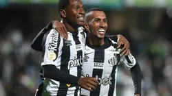Foto: Ivan Storti/Santos FC - Bryan Angulo (à esquerda) ganha em torno de R$ 500 mil mensais no Santos