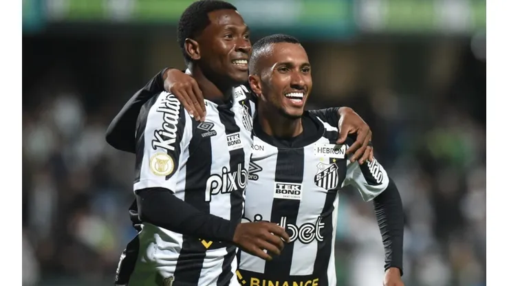 Foto: Ivan Storti/Santos FC - Bryan Angulo (à esquerda) ganha em torno de R$ 500 mil mensais no Santos