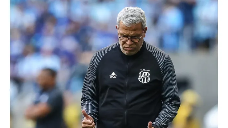 Pedro H. Tesch/AGIF/ Hélio dos Anjos tem reforço de zagueiro para a próxima temporada.