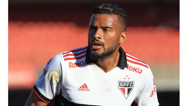 Marcello Zambrana/AGIF. Reinaldo se aproxima de acordo com o Fluminense