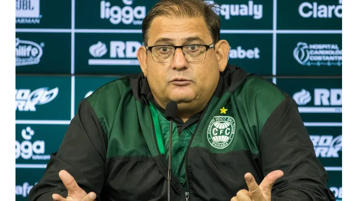 Foto: Robson Mafra/AGIF - Guto Ferreira: técnico "detonou" rendimento do Coritiba fora de casa