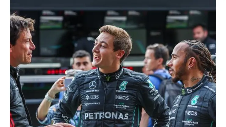 Toto Wolff, Russell e Hamilton conversando