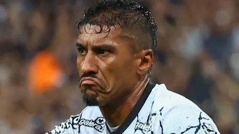 Foto: Marcello Zambrana/AGIF - Paulinho tem salários sendo pagos pelo Corinthians.