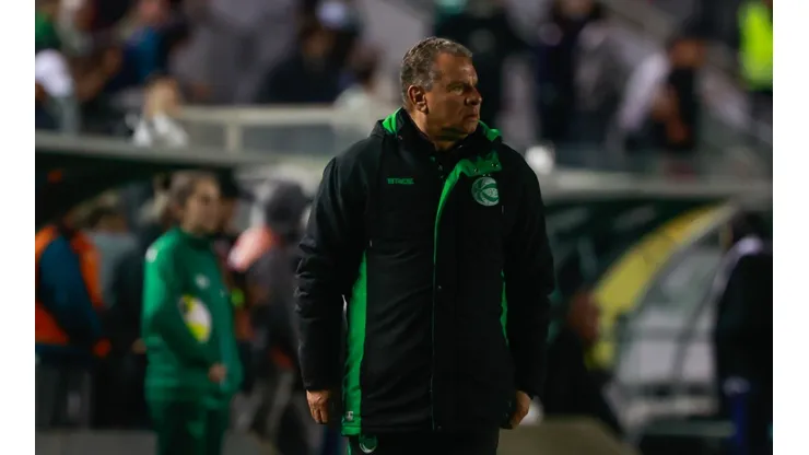 Foto: Luiz Erbes/AGIF - Celso Roth tomou decisão sobre saídas de jogadores